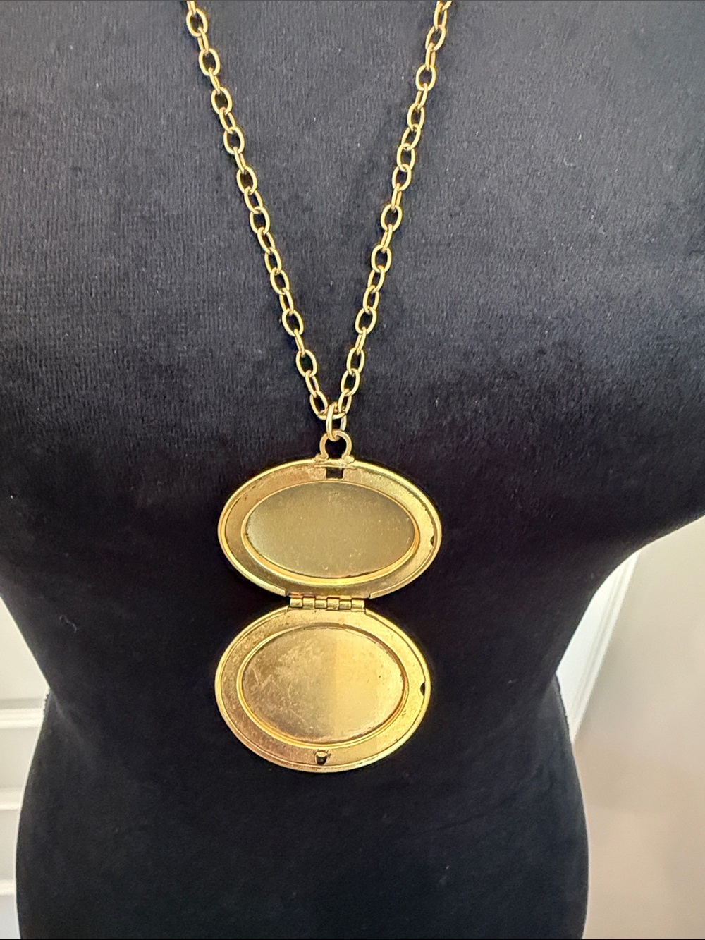 Gold-Tone Pendant Necklace with Green Enamel Floral Accent - Picture 3 of 4